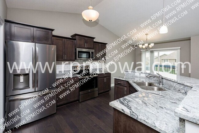 Building Photo - 4721 NE Oak Dr