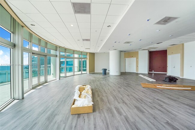 Building Photo - 300 S Biscayne Blvd