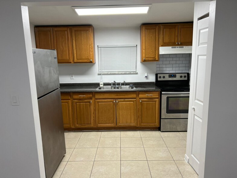 Building Photo - 5007 Eastwood Dr