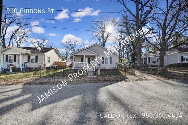 Building Photo - 910 Gibbons St