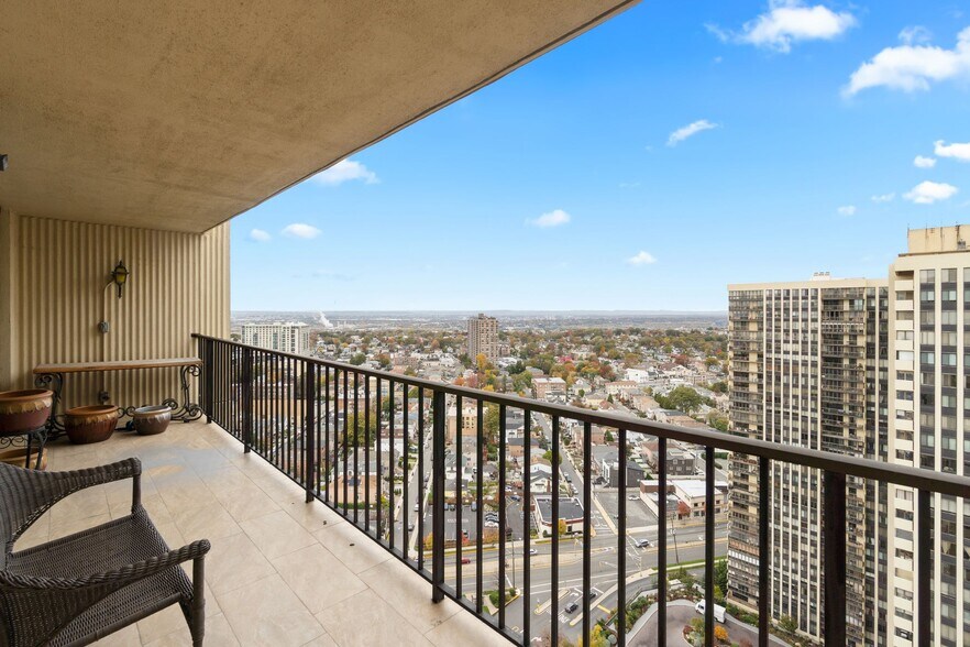 Building Photo - 200 Winston Dr