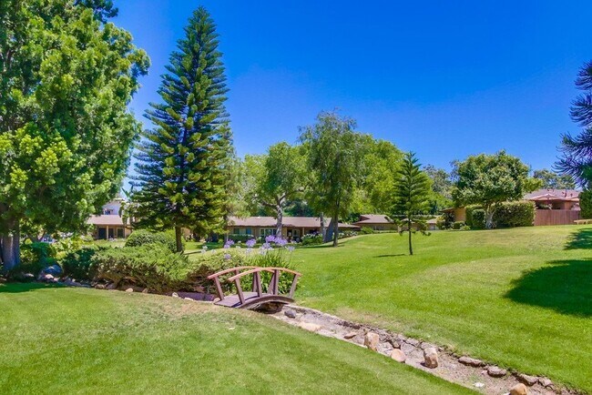 Building Photo - Large and bright condo in the Grossmont Vi...