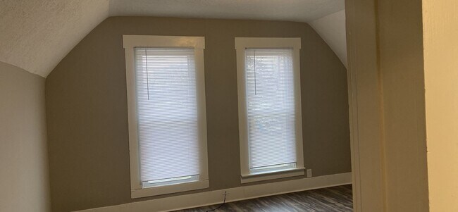 Building Photo - 107 N Second 4BR/2BA (Trenton)