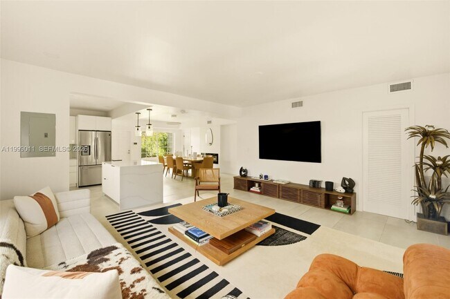 Building Photo - 725 W 51st St