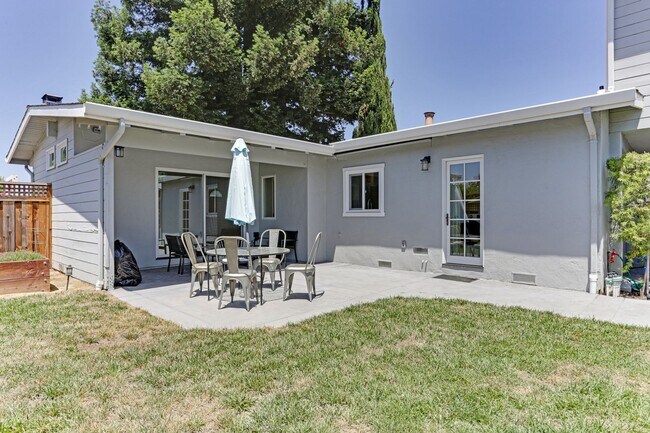 Building Photo - FULLY RENOVATED 3 BEDROOM, 2 BATHROOM IN E...