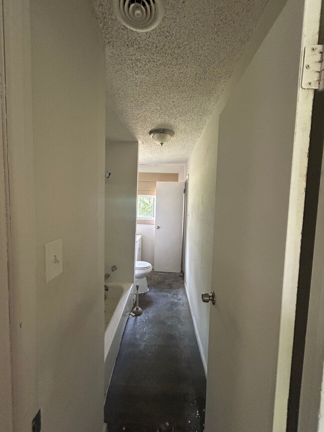 Building Photo - Cute 3 bedroom 1 bath!