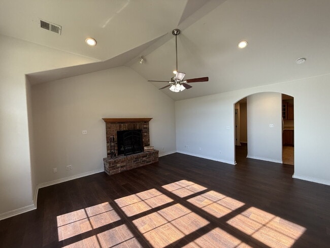 Building Photo - Spacious 3 BR with a fenced in backyard