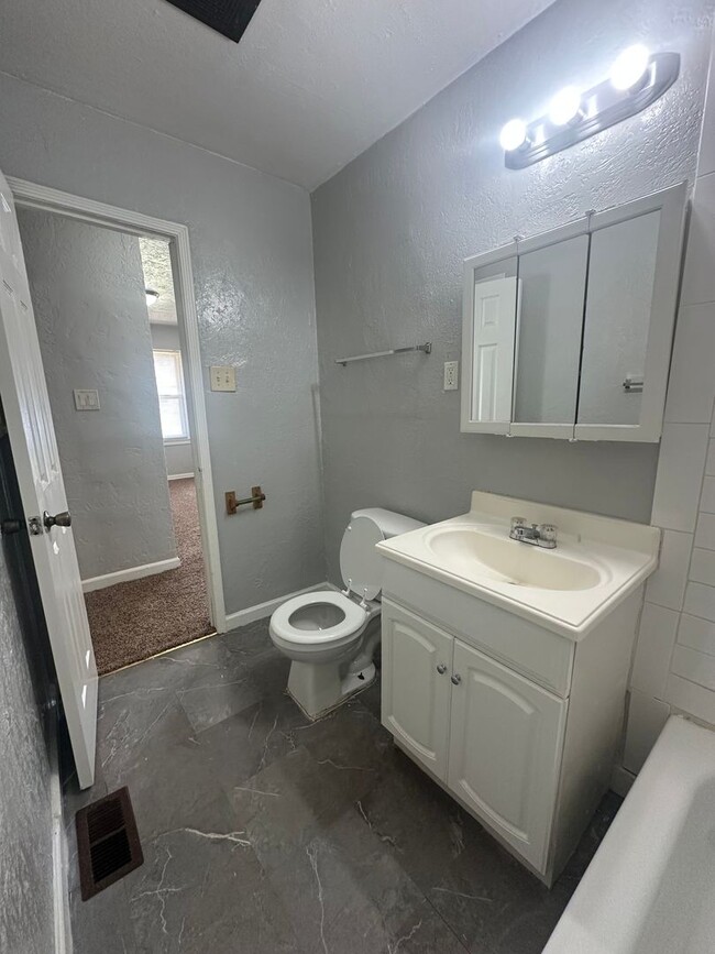 Building Photo - 2 Bed, 1 Bath, 1 Car Garage