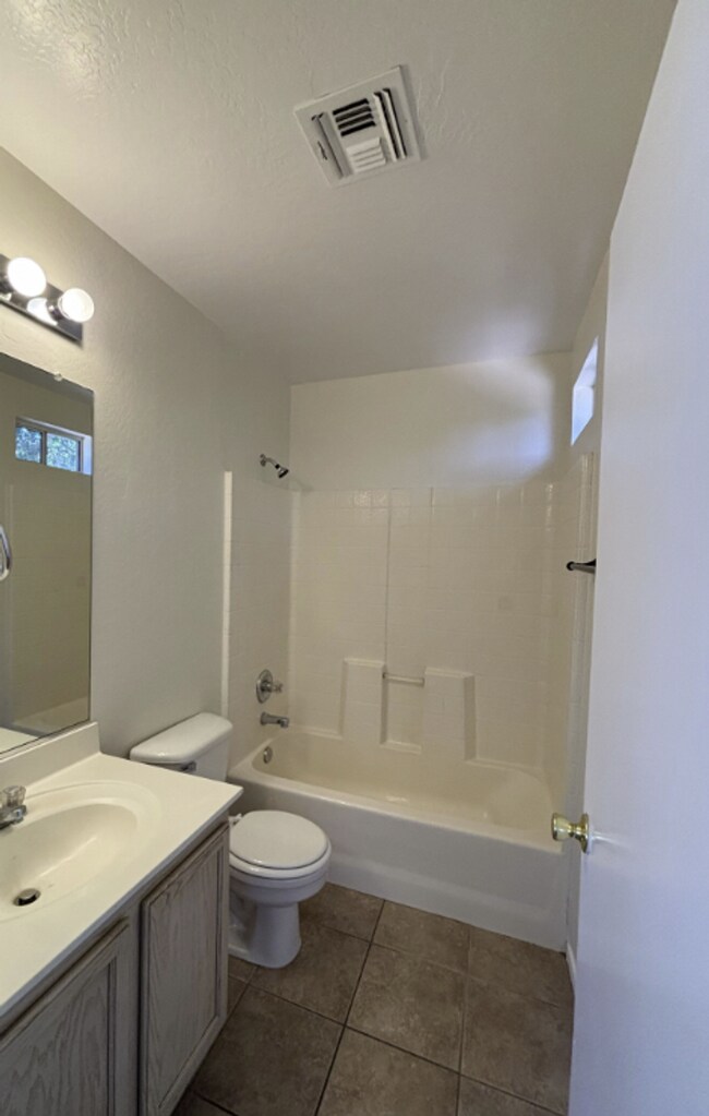 Building Photo - READY TO VIEW NOW! Adorable 3 Bed, 2 Bath ...