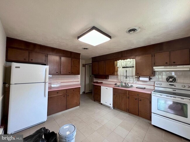 Building Photo - 205 Dumont Rd