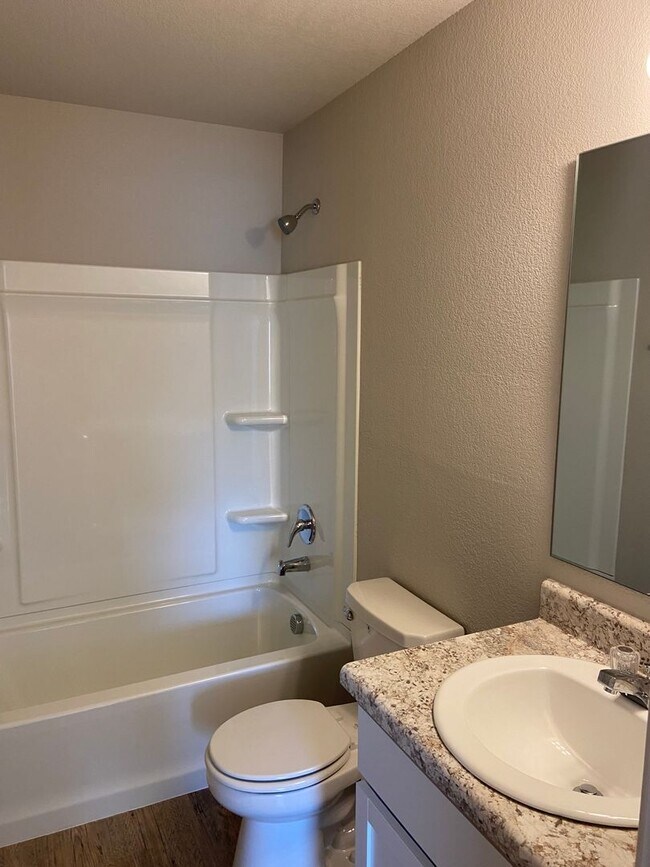 Building Photo - Pre-Leasing Now | Open-Concept 3-Bedroom Home in Fairview Haven