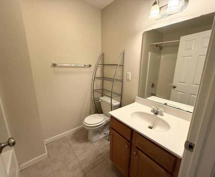 Full Bathroom - 1982 Cal Dr