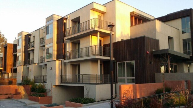 Building Photo - 1008 N Monterey St