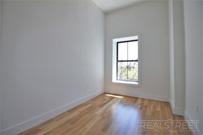 Building Photo - Brand NEW 4 Bed 1 Bath Floor-Thru Brownsto...