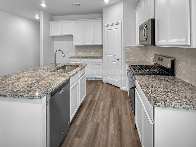 Building Photo - 579 White Water Dr