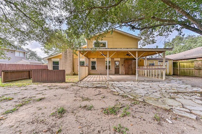 Building Photo - 222 Old Oaks St