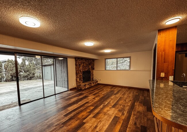 Building Photo - Elaborate 4 Bedroom 3 Bathroom Retreat in ...