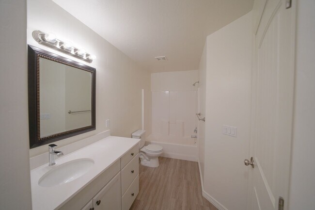 Building Photo - Remodeled 3 Bed / 2.5 Bath Townhome in Great Location