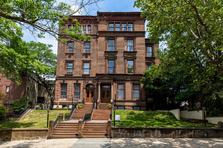 Building Photo - 2213 Green St