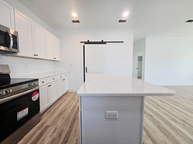 Building Photo - 9428 Starfish Ave