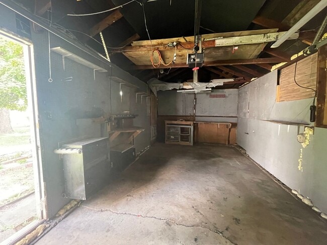 Building Photo - SUBLEASE: 2 Bedroom 1 Bath House Available in Connersville