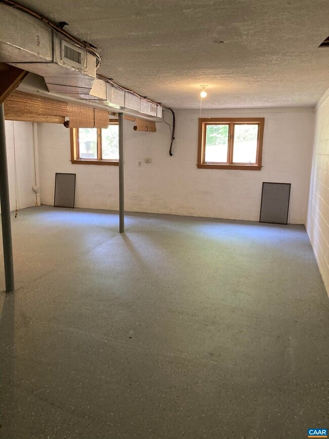 Building Photo - 14150 James River Rd