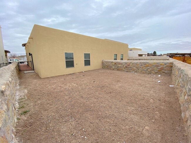 Building Photo - 800 TS Daniel Cadena Dr