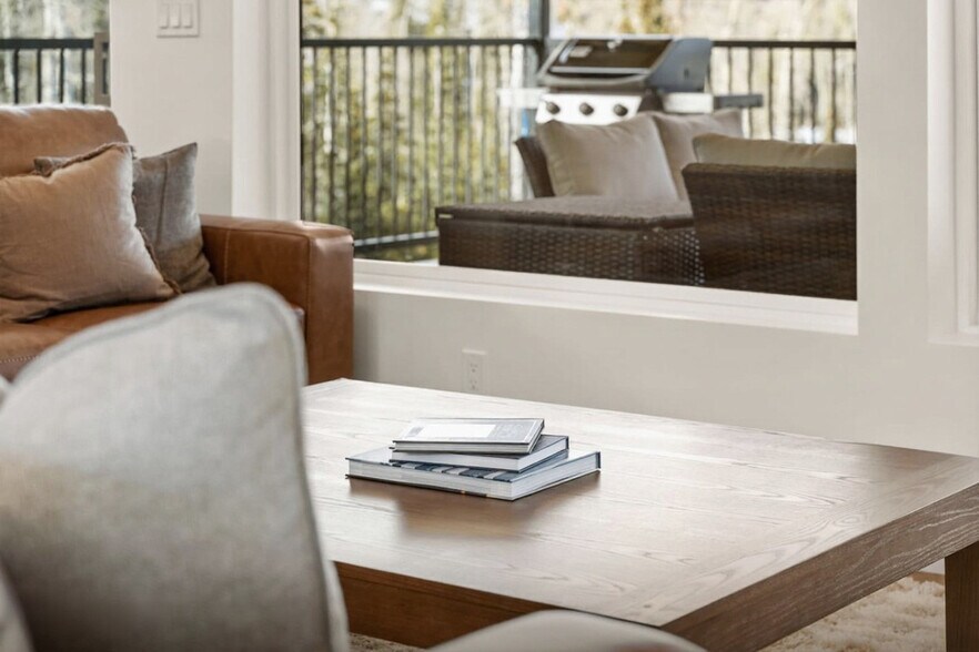 Building Photo - 220 Circle Dr