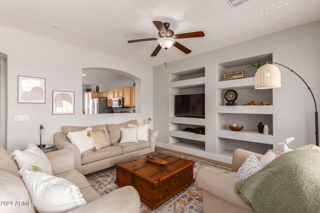 Building Photo - 3725 E Meadowview Dr