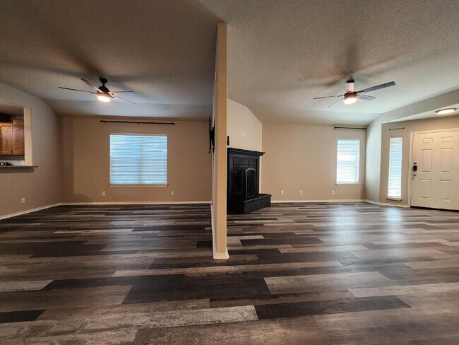 Building Photo - 4633 Stonehaven Dr