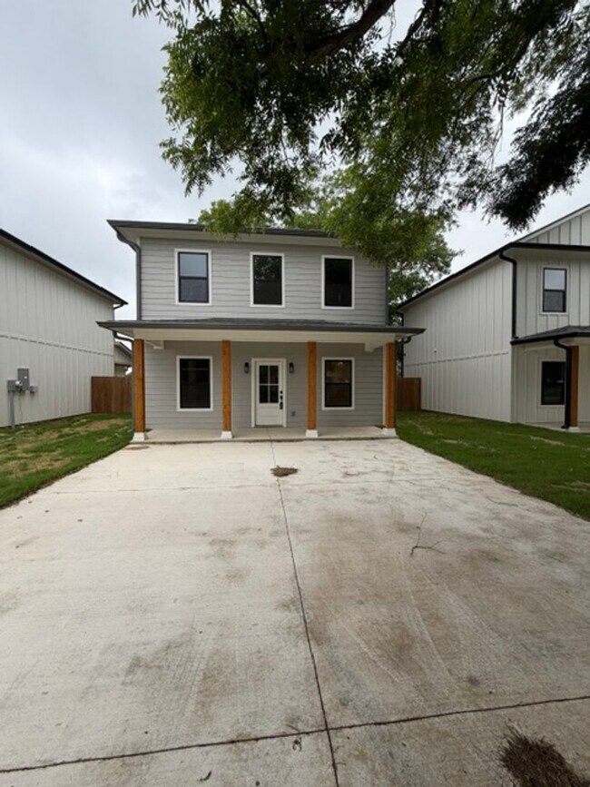 Building Photo - 305 Live Oak St