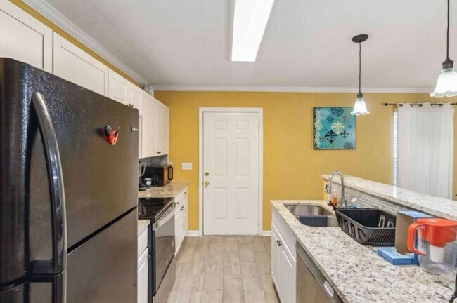 Building Photo - 4bd/2ba Home Minutes From W. Midtown w/ Fu...