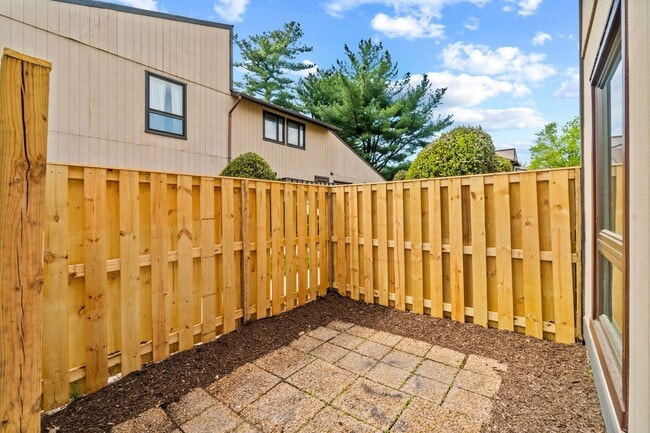 Building Photo - Condo in Woodside Square. 3Br / 1Ba Renovated. Garage.