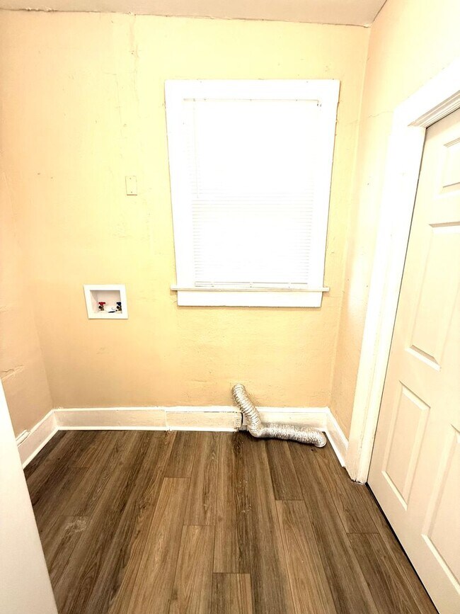 Building Photo - ** 2 Bed 2 bath located close to downtown ** Call 334-366-9198 to schedule a self tour