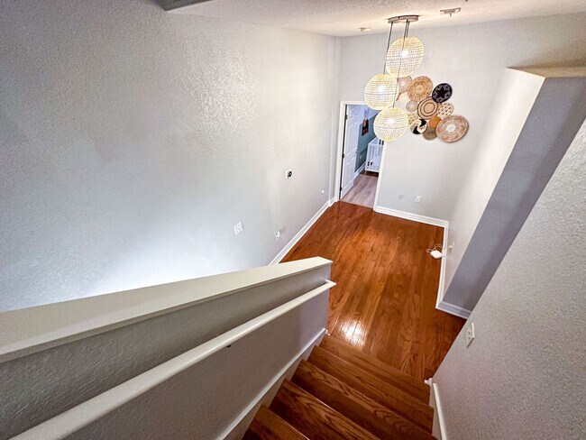 Building Photo - 3 Bed/ 2.5 Bath Pet Friendly Home!
