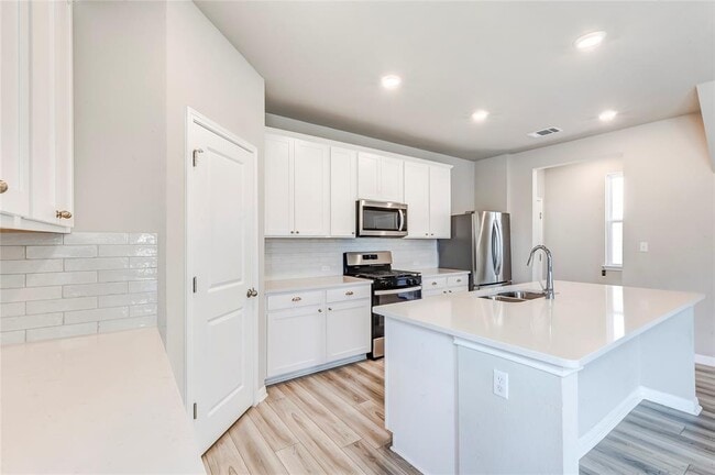 Building Photo - 218 Glass Mountains Wy