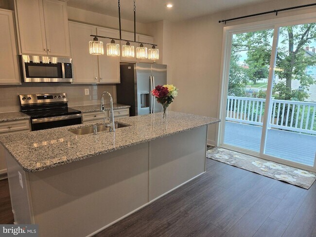 Building Photo - 33 Oasis Ave