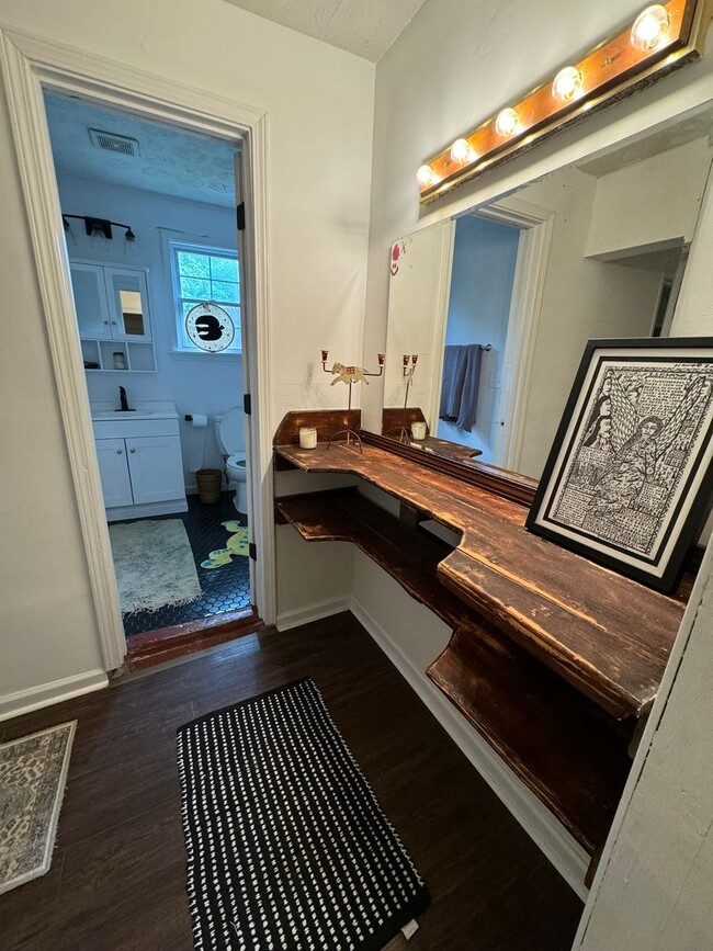 Building Photo - Updated 3bed/2bath House with Older Charm!