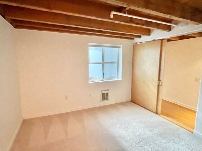 Building Photo - HUGE 2 Level 2br/1.5Ba Loft, High Ceilings...