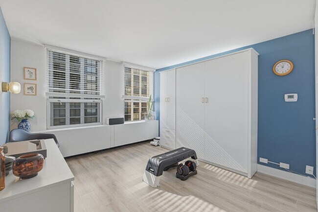 Building Photo - 2626 N Lakeview Ave