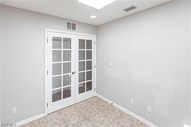 Building Photo - 2130 NE 8th Pl