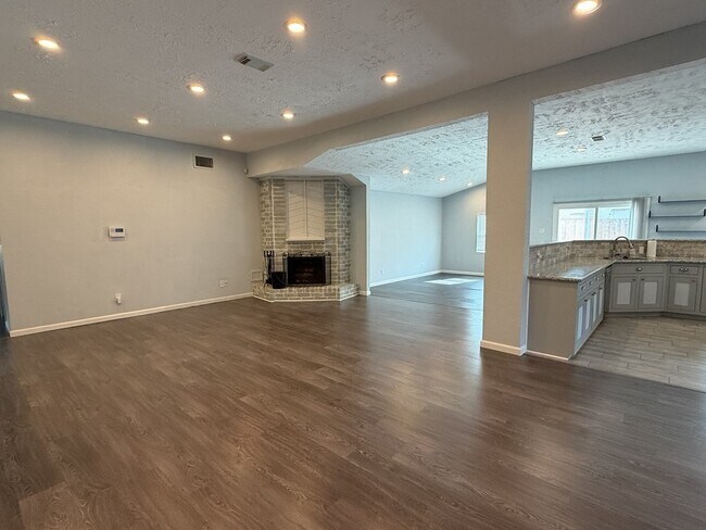 Building Photo - 306 Flora Vista Dr