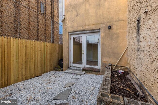 Building Photo - 711 S 5th St