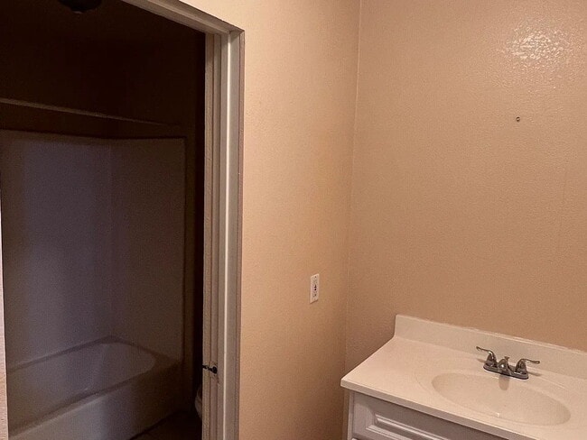 Building Photo - "Charming 1-Bedroom Retreat in Santa Ana – Perfect for Cozy Living!"