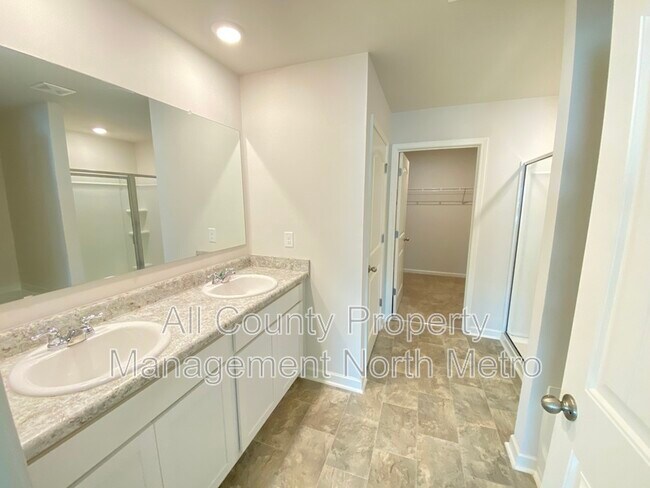 Building Photo - 102 Oaktree St