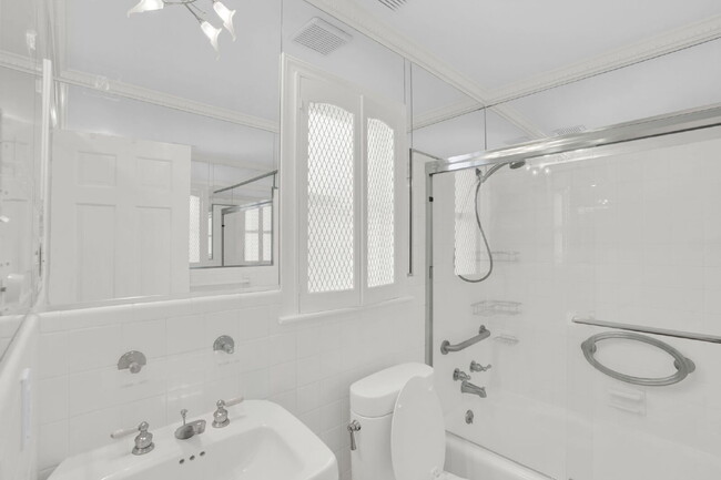 Building Photo - NOT YOUR AVERAGE 4 BEDROOM HOUSE!