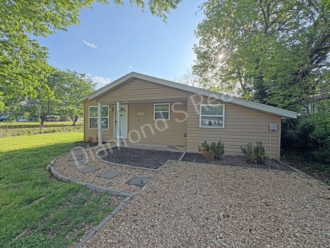 Building Photo - Spacious, Clean 3 Bedroom Home + Bonus Room Available!