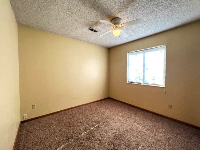 Building Photo - 2018 Rosewood Ct