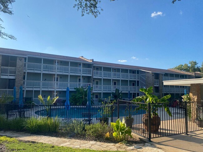 Building Photo - STUDIO CONDO WITH A MILLION DOLLAR LAKE VIEW