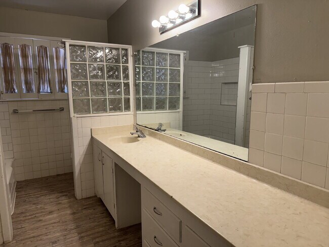 Building Photo - "Spacious 4-Bedroom Home with 2 Full Baths in Lubbock – 1,984 Sq Ft of Comfort!"